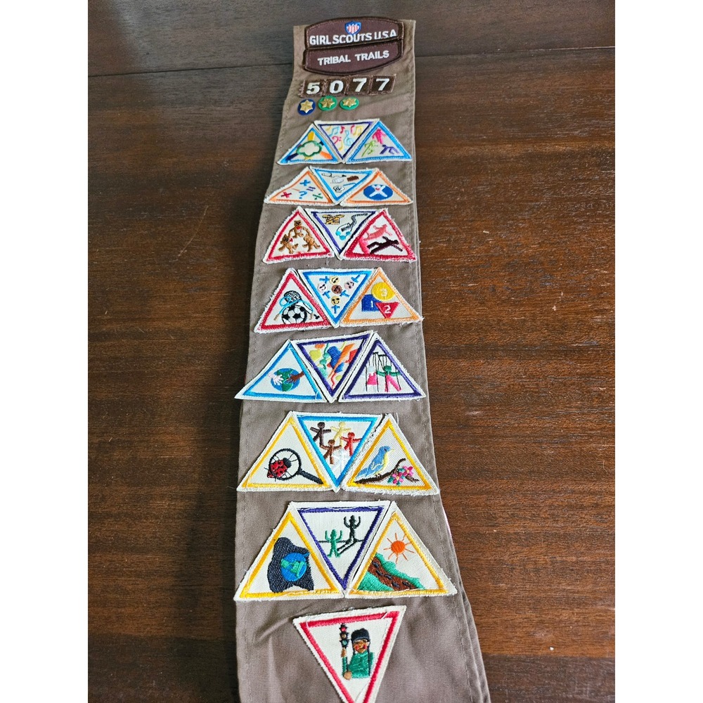 Girl Scouts Sash Youth Brownie Tribal Trail 5077 Vintage 1990s Merit Badges Pins